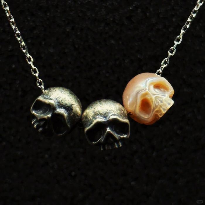 Collier Crâne Sculpté Foncé